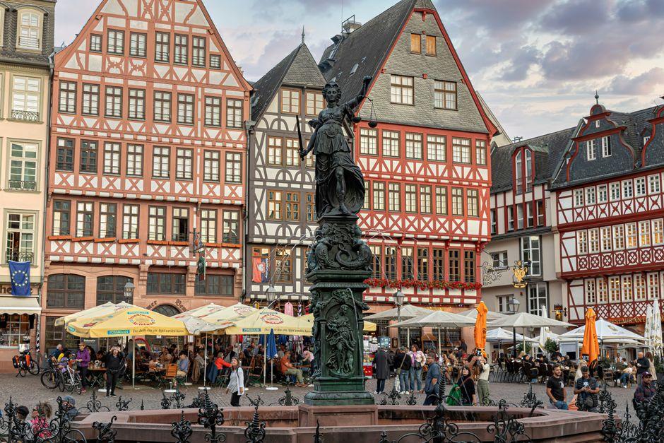 Frankfurt's Peak Summer Calendar: Arts Festivals and Late-Night Gallery Tours