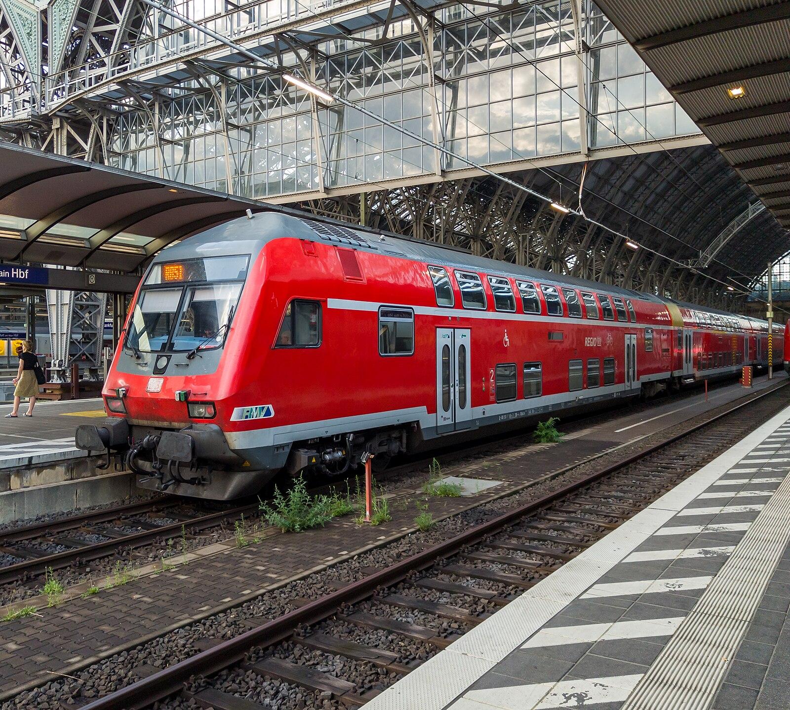 Frankfurt Residents Discover 4 Local Specialties at Kleinmarkthalle Market